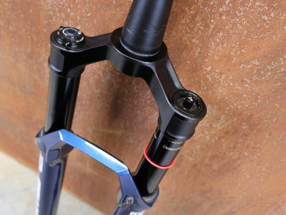 Federgabel von Rock Shox, ROCKSHOX – SID ULTIMATE 3P / 29 / 120 MM / BOOST 15×110 / BLUE CRUSH / RACE DAY 2 vor USEDBIKES - OB.DE Hintergrund