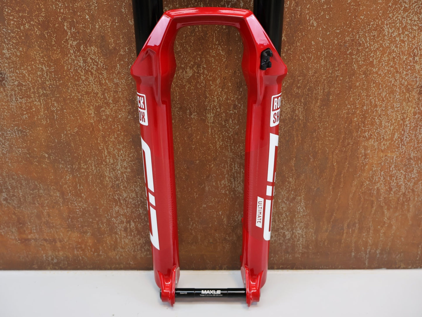 Federgabel von Rock Shox, ROCKSHOX SID ULTIMATE FLIGHT ATTENDANT / 110 MM / 29" BOOST / ELECTRIC RED / 44MM OFFSET vor USEDBIKES - OB.DE Hintergrund