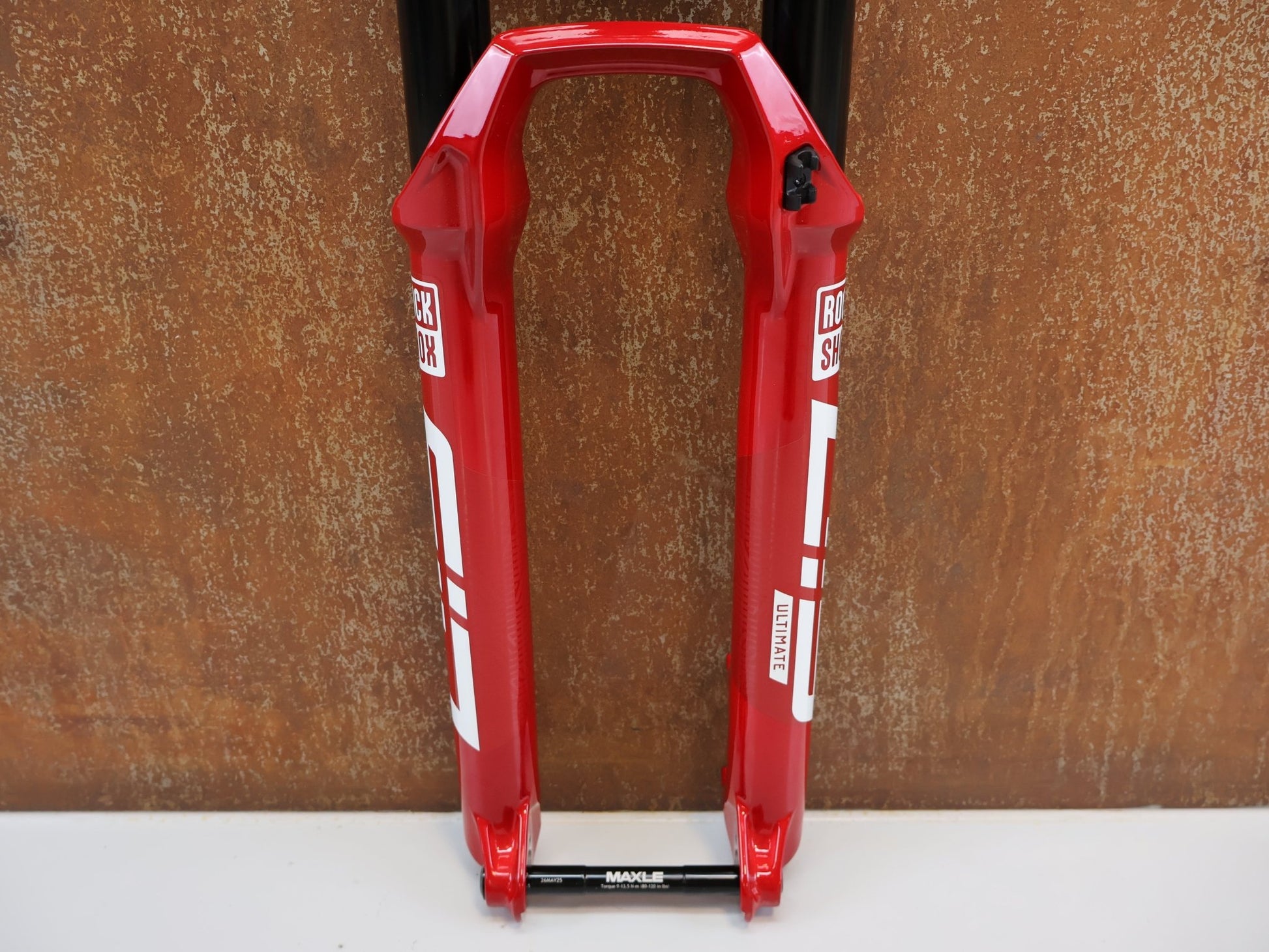 Federgabel von Rock Shox, ROCKSHOX SID ULTIMATE FLIGHT ATTENDANT / 110 MM / 29" BOOST / ELECTRIC RED / 44MM OFFSET vor USEDBIKES - OB.DE Hintergrund
