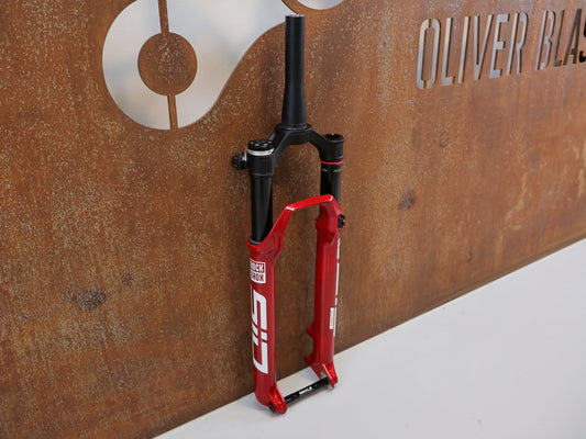 Federgabel von Rock Shox, ROCKSHOX SID ULTIMATE FLIGHT ATTENDANT / 110 MM / 29" BOOST / ELECTRIC RED / 44MM OFFSET vor USEDBIKES - OB.DE Hintergrund