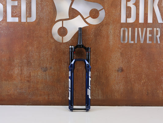 Federgabel von Rock Shox, ROCKSHOX SID ULTIMATE FLIGHT ATTENDANT 29 110MM / BLUE CRUSH vor USEDBIKES-OB.DE Hintergrund