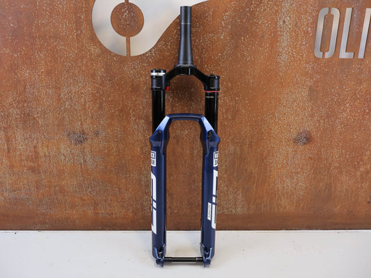 Federgabel von Rock Shox, ROCKSHOX SID ULTIMATE FLIGHT ATTENDANT 29 110MM / BLUE CRUSH vor USEDBIKES-OB.DE Hintergrund