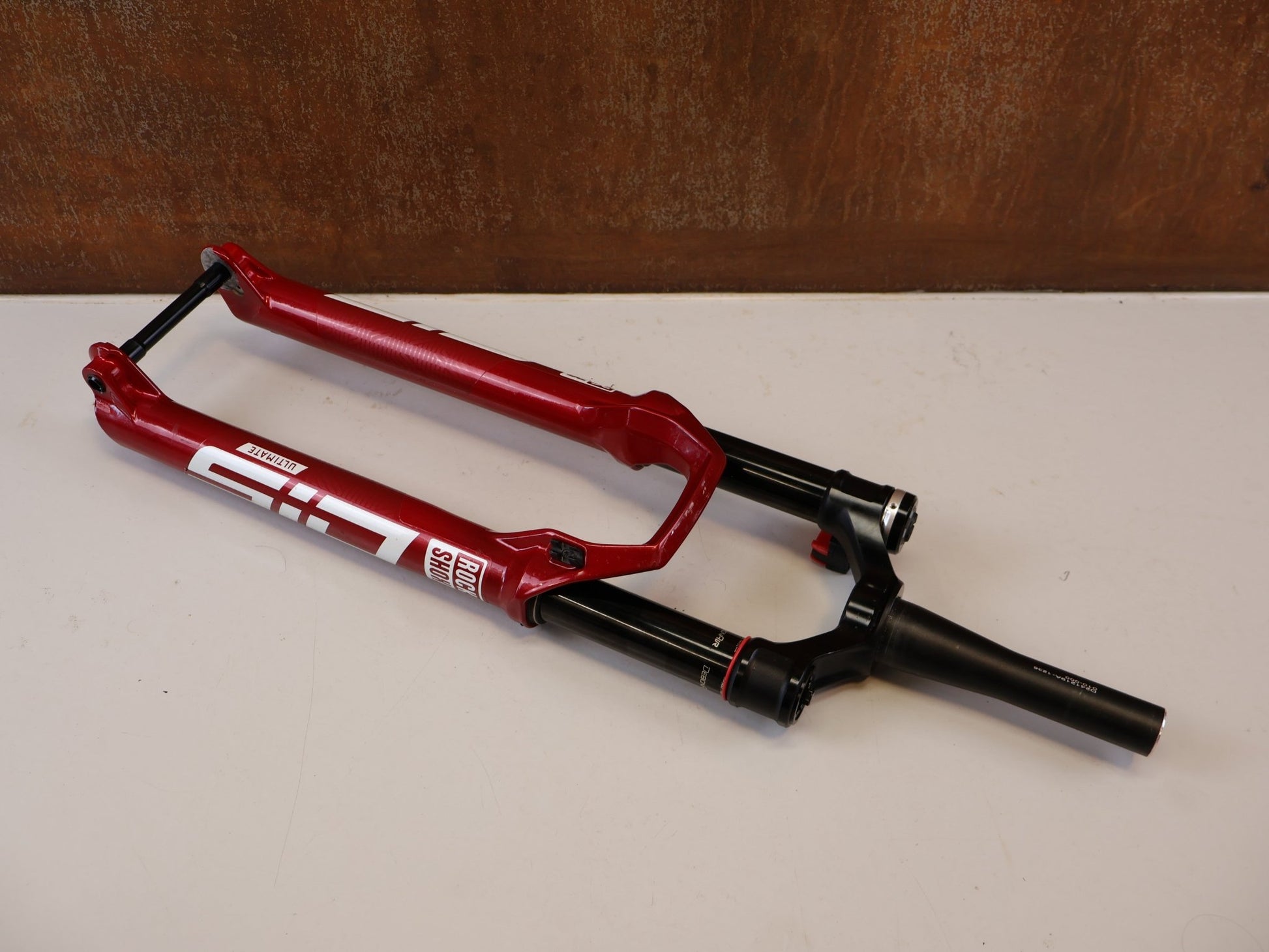 Federgabel von Rock Shox, ROCKSHOX SID ULTIMATE FLIGHT ATTENDANT FEDERGABEL 110 MM / RED vor USEDBIKES-OB.DE Hintergrund