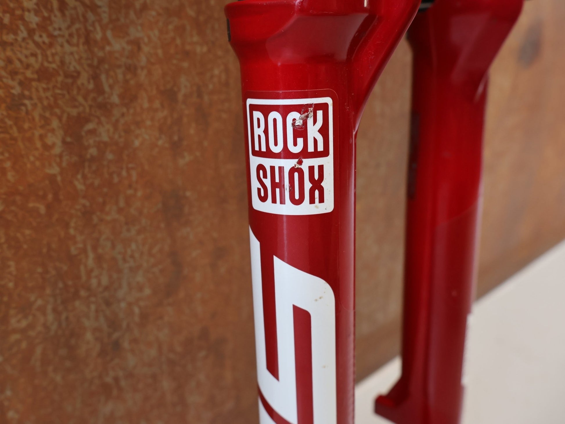 Federgabel von Rock Shox, ROCKSHOX SID ULTIMATE FLIGHT ATTENDANT FEDERGABEL 110 MM / RED vor USEDBIKES-OB.DE Hintergrund