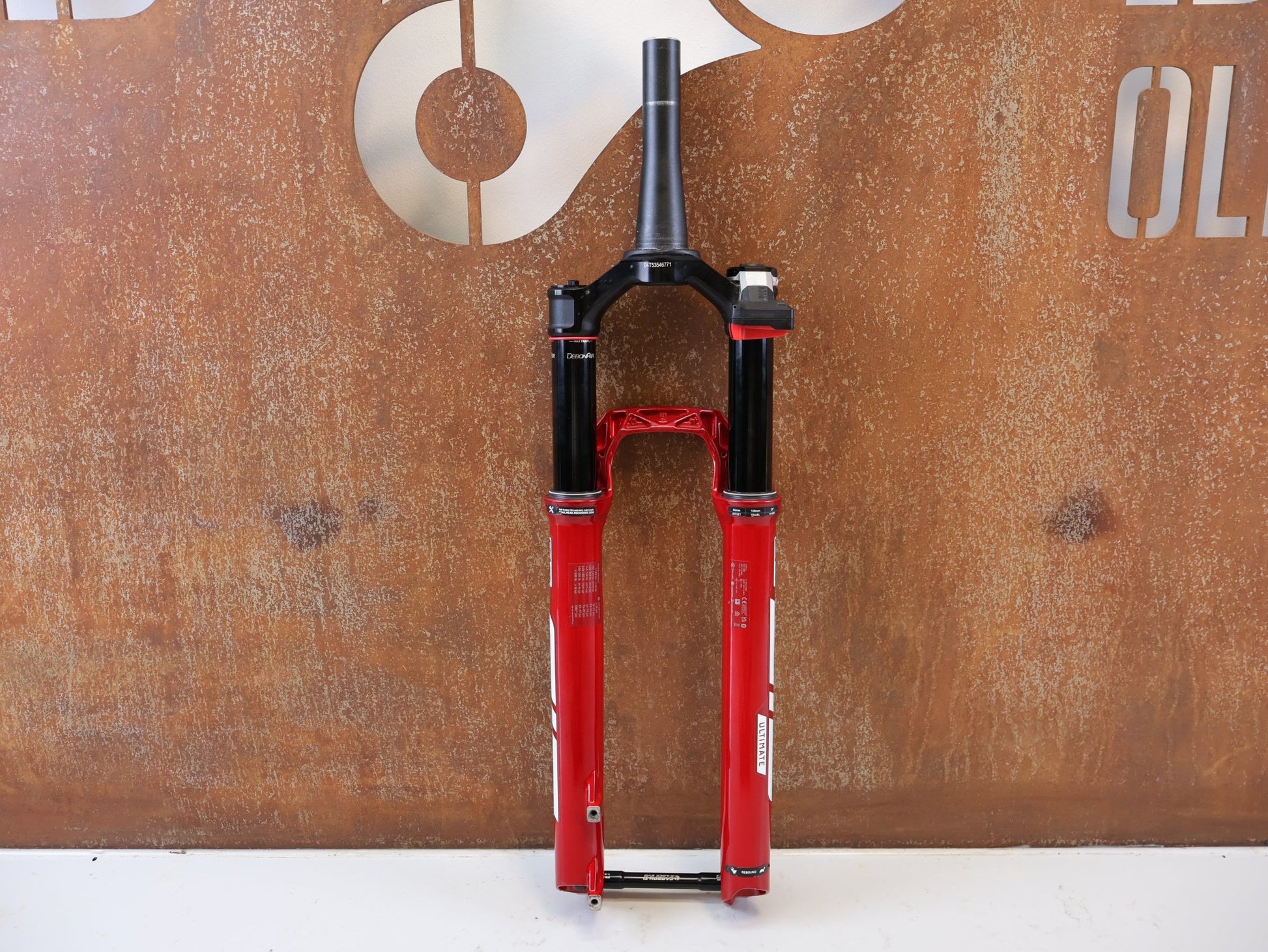 Federgabel von Rock Shox, ROCKSHOX SID ULTIMATE FLIGHT ATTENDANT FEDERGABEL 110 MM / RED vor USEDBIKES-OB.DE Hintergrund