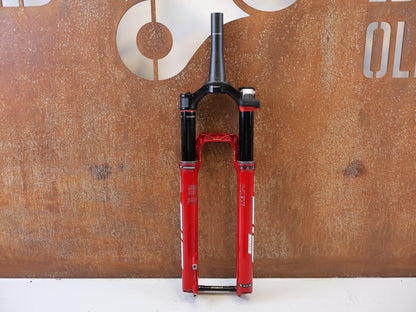 Federgabel von Rock Shox, ROCKSHOX SID ULTIMATE FLIGHT ATTENDANT FEDERGABEL 110 MM / RED vor USEDBIKES-OB.DE Hintergrund