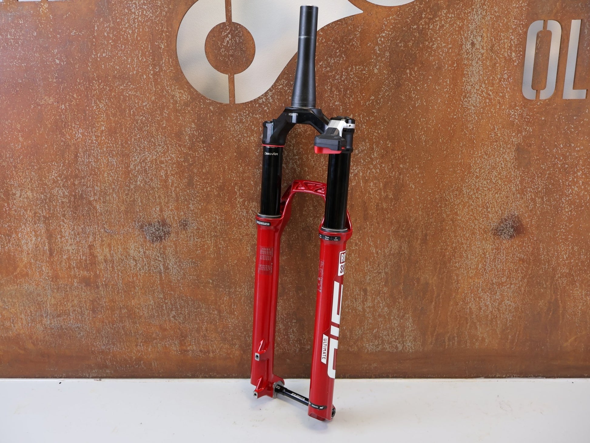 Federgabel von Rock Shox, ROCKSHOX SID ULTIMATE FLIGHT ATTENDANT FEDERGABEL 110 MM / RED vor USEDBIKES-OB.DE Hintergrund