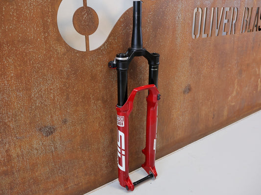 Federgabel von Rock Shox, ROCKSHOX SID ULTIMATE FLIGHT ATTENDANT FEDERGABEL / 29 ZOLL 120MM BOOST CARBON-TI vor USEDBIKES-OB.DE Hintergrund