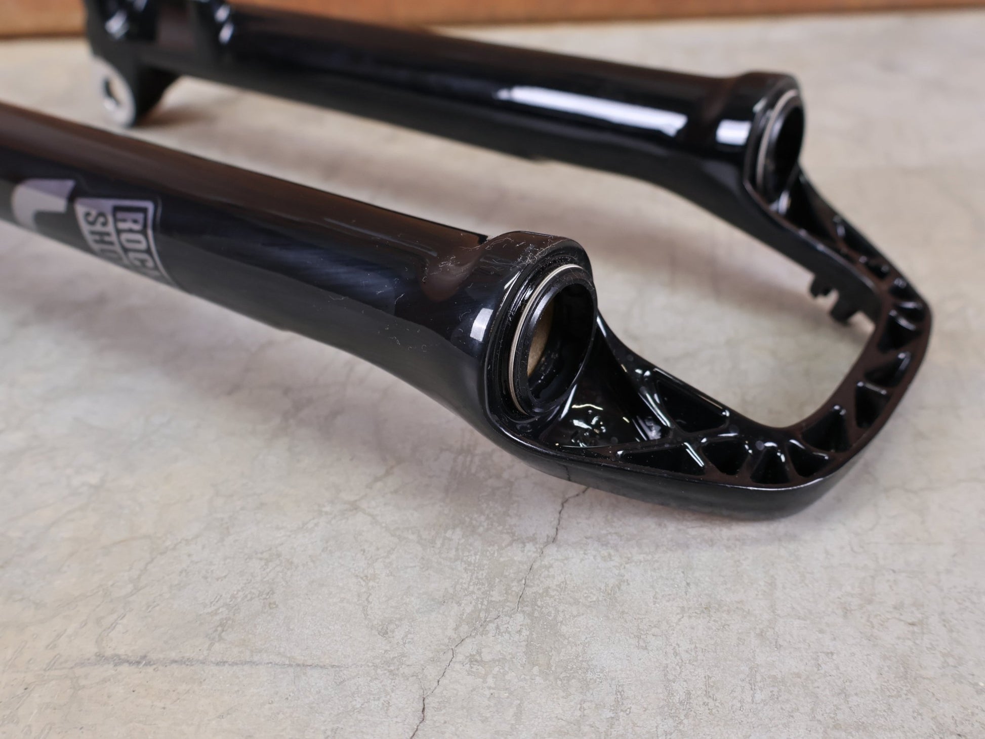 Federgabel von Rock Shox, ROCKSHOX SID ULTIMATE LOWER LEG 29" / BOOST 15×110 MM – 80–100 MM – GLOSS BLACK vor USEDBIKES - OB.DE Hintergrund