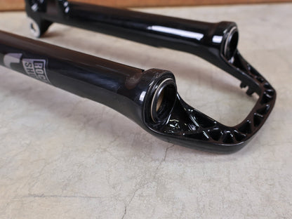 Federgabel von Rock Shox, ROCKSHOX SID ULTIMATE LOWER LEG 29" / BOOST 15×110 MM – 80–100 MM – GLOSS BLACK vor USEDBIKES - OB.DE Hintergrund