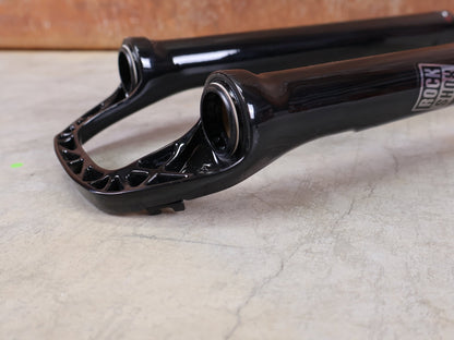 Federgabel von Rock Shox, ROCKSHOX SID ULTIMATE LOWER LEG 29" / BOOST 15×110 MM – 80–100 MM – GLOSS BLACK vor USEDBIKES - OB.DE Hintergrund