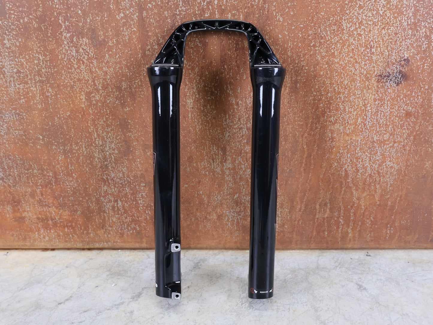 Federgabel von Rock Shox, ROCKSHOX SID ULTIMATE LOWER LEG 29" / BOOST 15×110 MM – 80–100 MM – GLOSS BLACK vor USEDBIKES - OB.DE Hintergrund