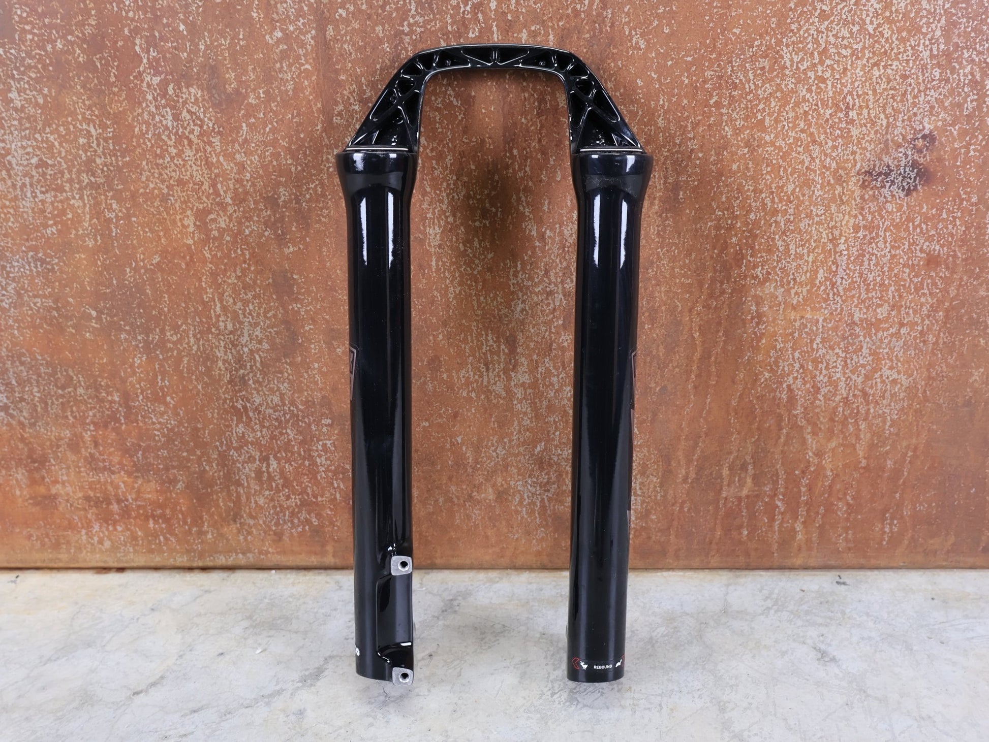 Federgabel von Rock Shox, ROCKSHOX SID ULTIMATE LOWER LEG 29" / BOOST 15×110 MM – 80–100 MM – GLOSS BLACK vor USEDBIKES - OB.DE Hintergrund