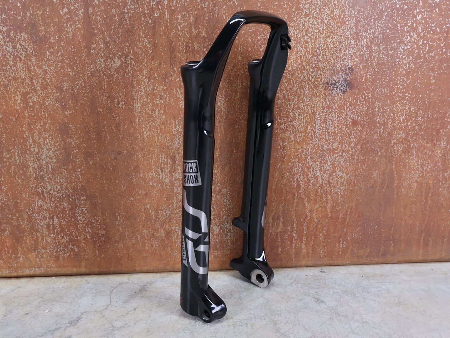 Federgabel von Rock Shox, ROCKSHOX SID ULTIMATE LOWER LEG 29" / BOOST 15×110 MM – 80–100 MM – GLOSS BLACK vor USEDBIKES - OB.DE Hintergrund