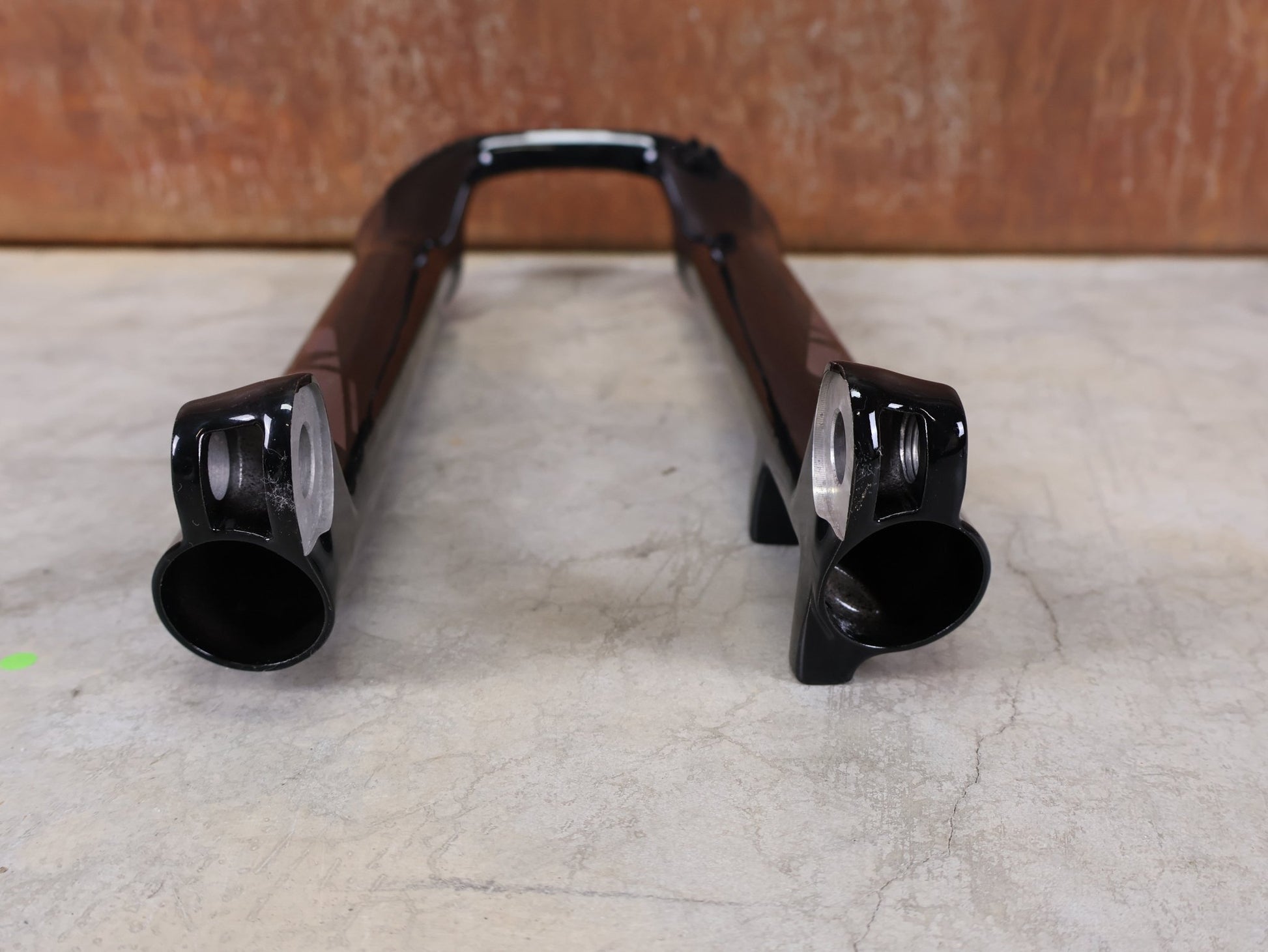 Federgabel von Rock Shox, ROCKSHOX SID ULTIMATE LOWER LEG 29" / BOOST 15×110 MM – 80–100 MM – GLOSS BLACK vor USEDBIKES - OB.DE Hintergrund