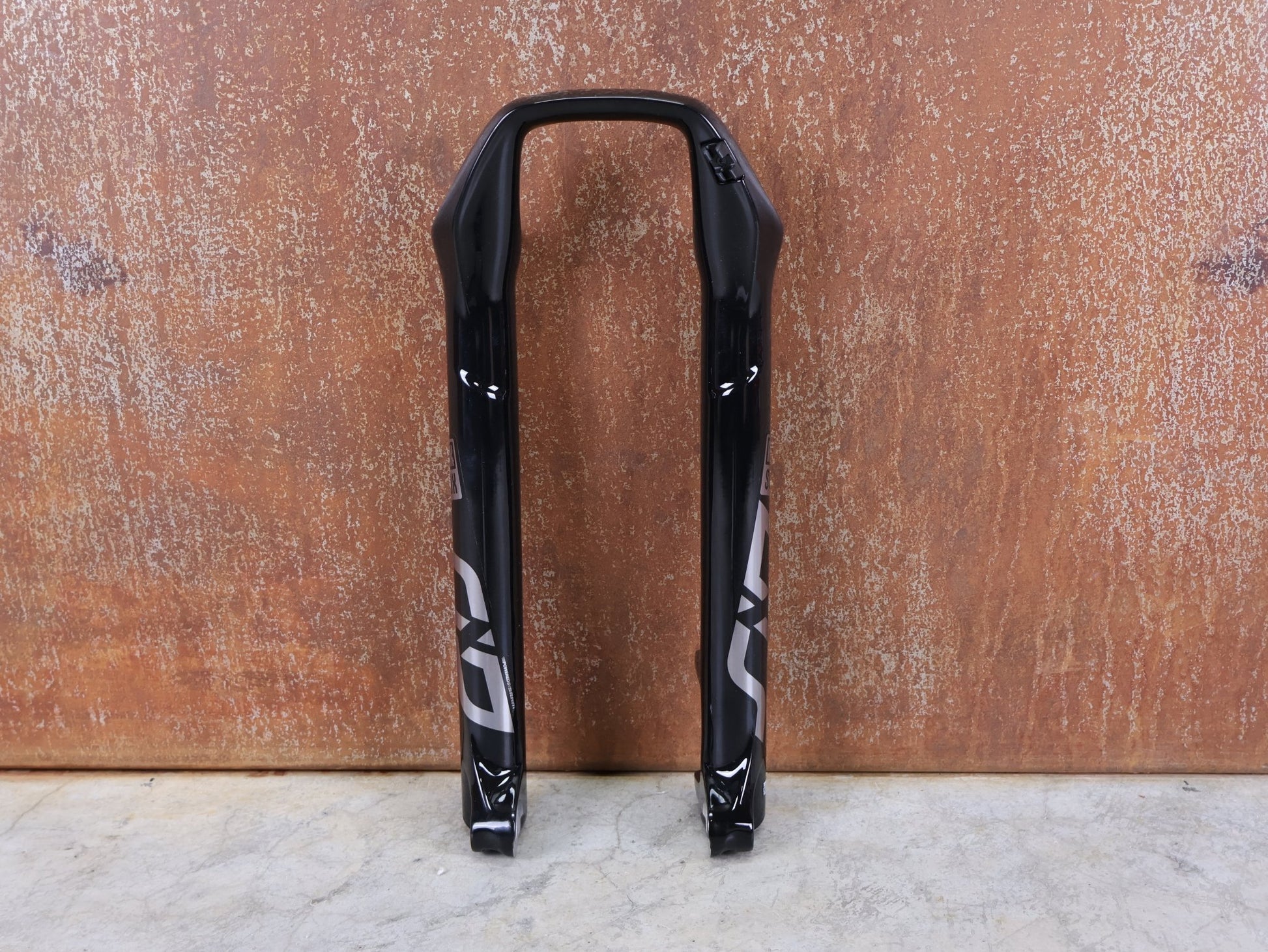 Federgabel von Rock Shox, ROCKSHOX SID ULTIMATE LOWER LEG 29" / BOOST 15×110 MM – 80–100 MM – GLOSS BLACK vor USEDBIKES - OB.DE Hintergrund