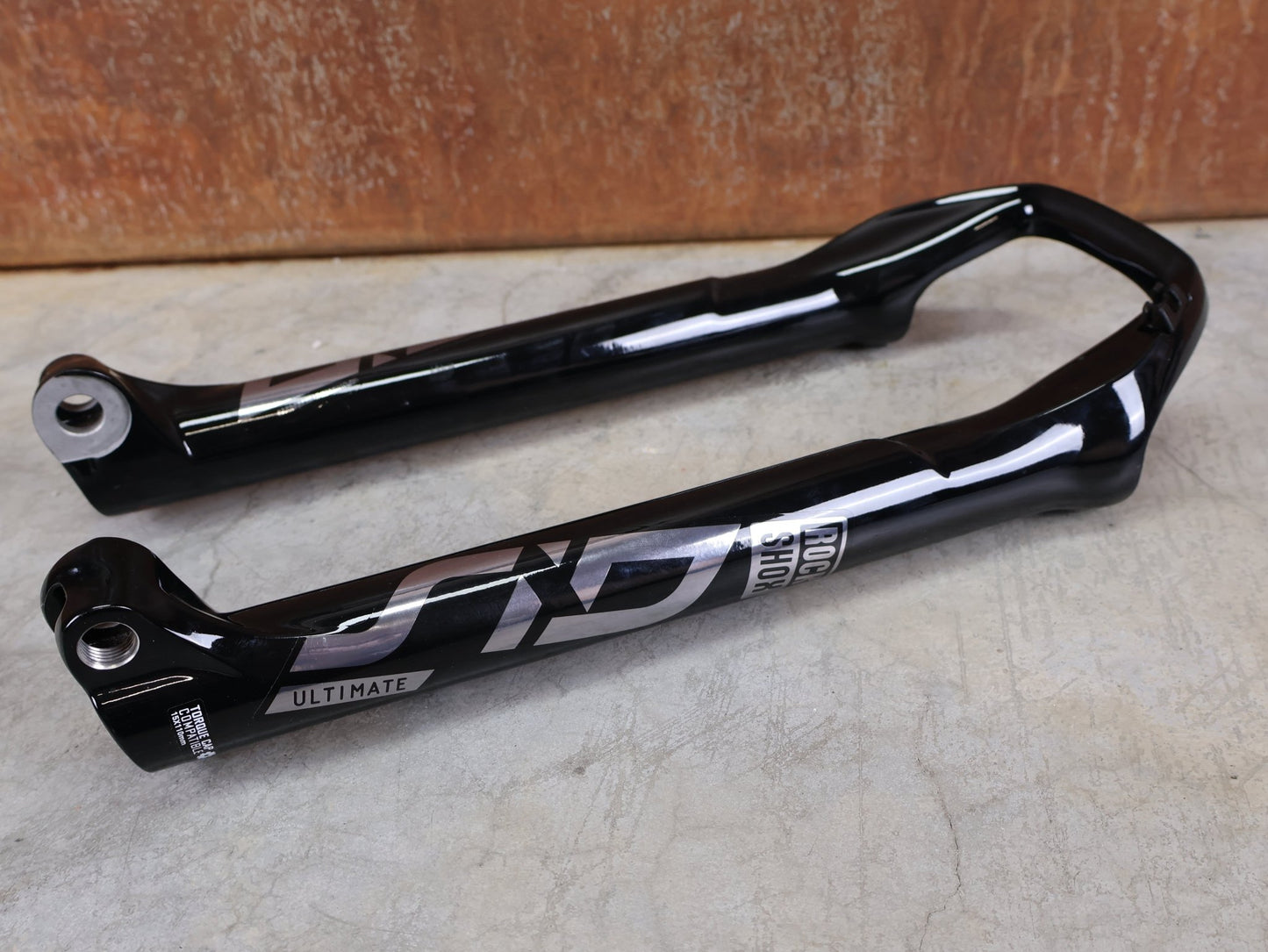 Federgabel von Rock Shox, ROCKSHOX SID ULTIMATE LOWER LEG 29" / BOOST 15×110 MM – 80–100 MM – GLOSS BLACK vor USEDBIKES - OB.DE Hintergrund