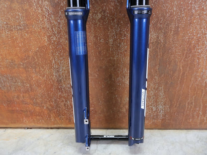 Federgabel von Rock Shox, ROCKSHOX – SID ULTIMATE RACE DAY 2 / 2 - POSITION / 29 / 110 MM / BOOST 15×110 / BLUE CRUSH vor USEDBIKES - OB.DE Hintergrund