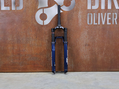 Federgabel von Rock Shox, ROCKSHOX – SID ULTIMATE RACE DAY 2 / 2 - POSITION / 29 / 110 MM / BOOST 15×110 / BLUE CRUSH vor USEDBIKES - OB.DE Hintergrund