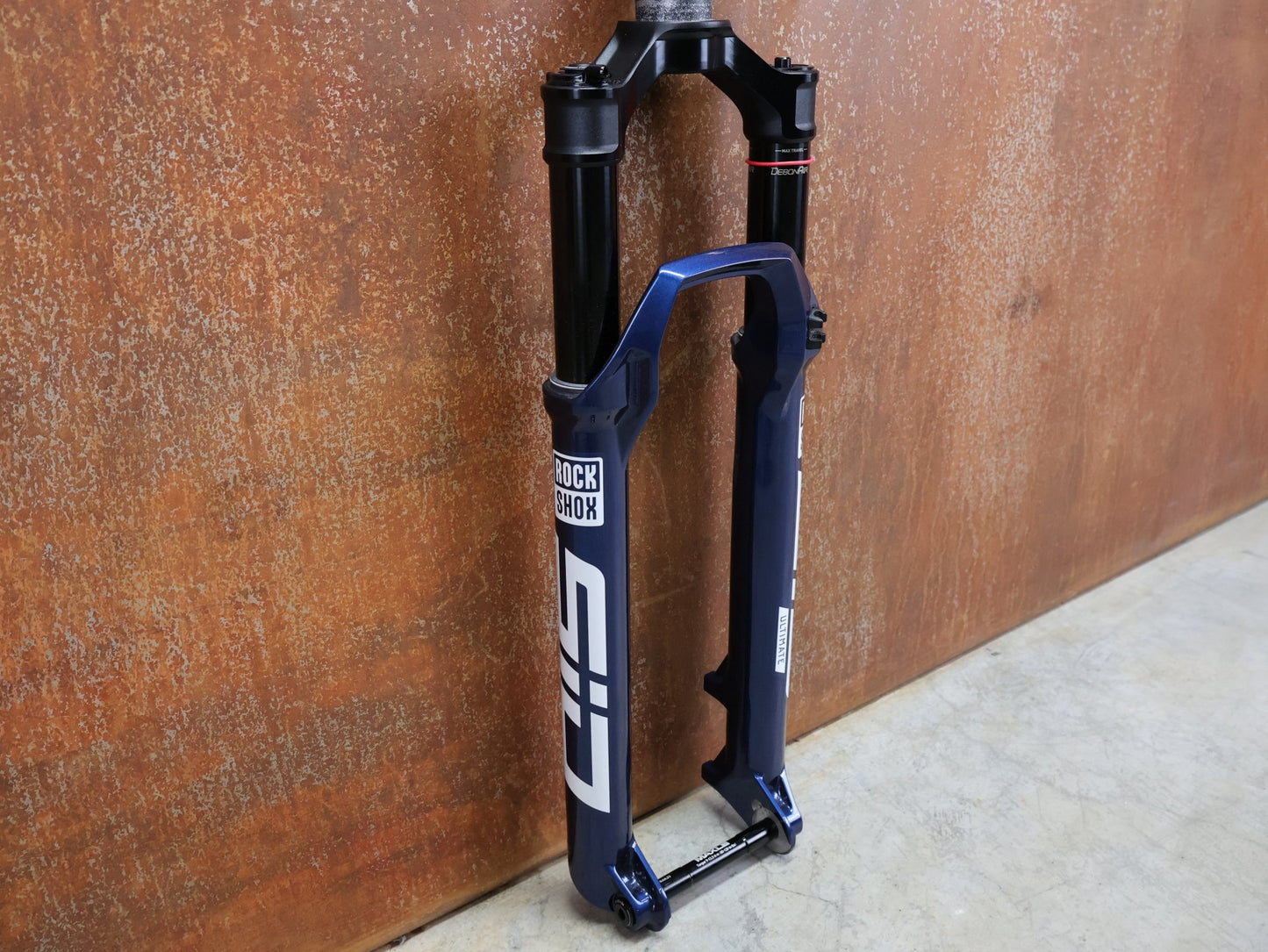 Federgabel von Rock Shox, ROCKSHOX – SID ULTIMATE RACE DAY 2 / 2 - POSITION / 29 / 110 MM / BOOST 15×110 / BLUE CRUSH vor USEDBIKES - OB.DE Hintergrund