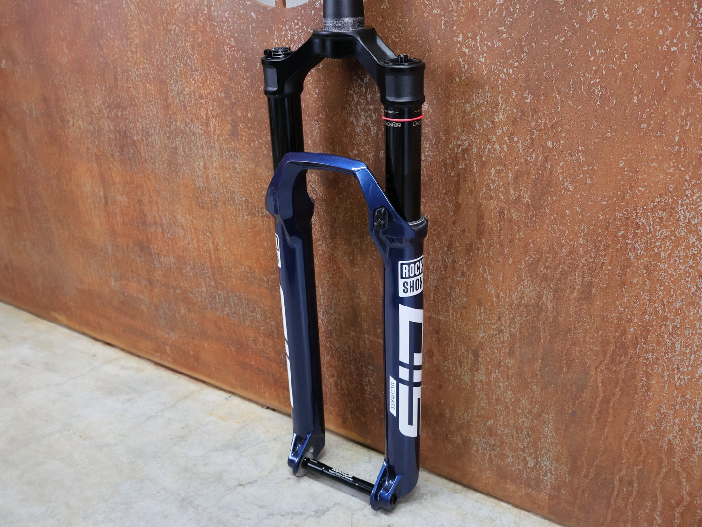 Federgabel von Rock Shox, ROCKSHOX – SID ULTIMATE RACE DAY 2 / 2 - POSITION / 29 / 110 MM / BOOST 15×110 / BLUE CRUSH vor USEDBIKES - OB.DE Hintergrund