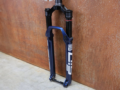 Federgabel von Rock Shox, ROCKSHOX – SID ULTIMATE RACE DAY 2 / 2 - POSITION / 29 / 110 MM / BOOST 15×110 / BLUE CRUSH vor USEDBIKES - OB.DE Hintergrund