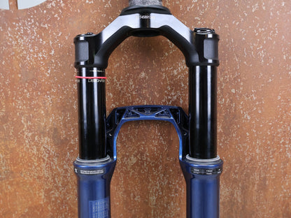 Federgabel von Rock Shox, ROCKSHOX – SID ULTIMATE RACE DAY 2 / 2 - POSITION / 29 / 110 MM / BOOST 15×110 / BLUE CRUSH vor USEDBIKES - OB.DE Hintergrund