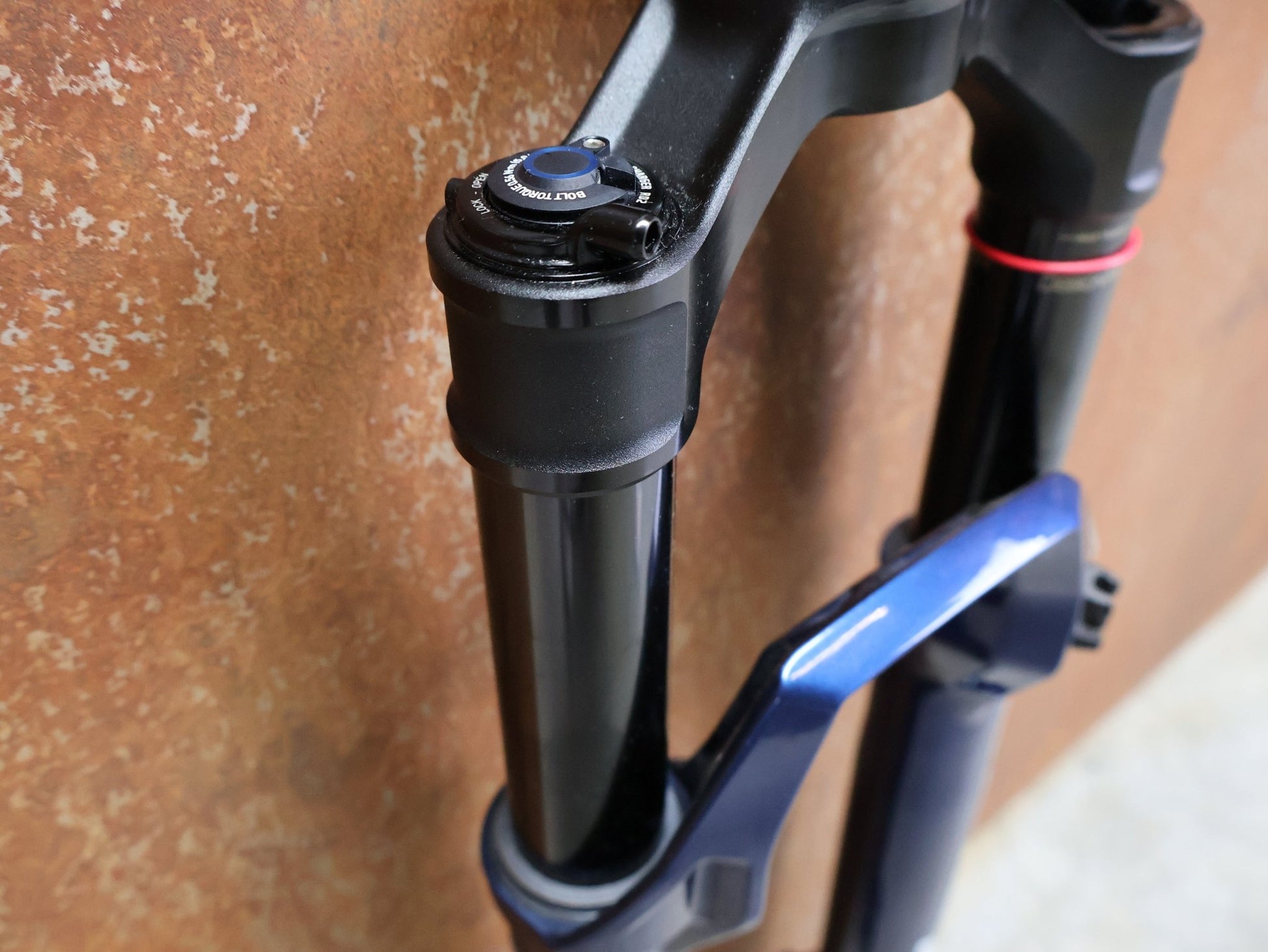 Federgabel von Rock Shox, ROCKSHOX – SID ULTIMATE RACE DAY 2 / 2 - POSITION / 29 / 110 MM / BOOST 15×110 / BLUE CRUSH vor USEDBIKES - OB.DE Hintergrund