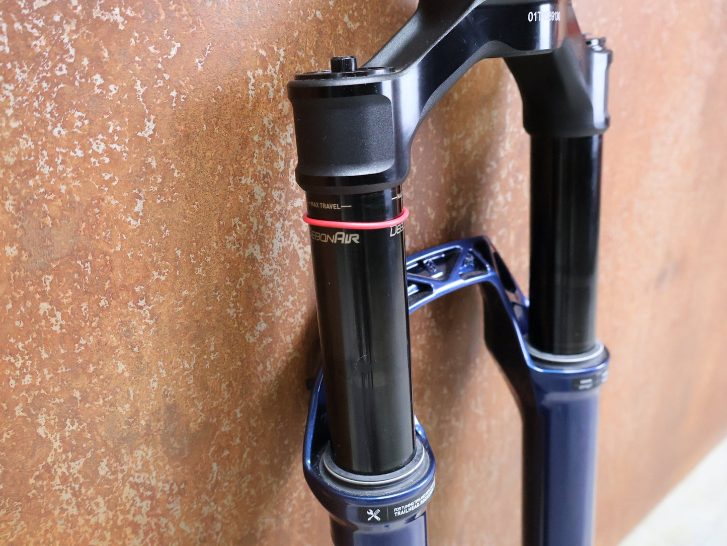 Federgabel von Rock Shox, ROCKSHOX – SID ULTIMATE RACE DAY 2 / 2 - POSITION / 29 / 110 MM / BOOST 15×110 / BLUE CRUSH vor USEDBIKES - OB.DE Hintergrund