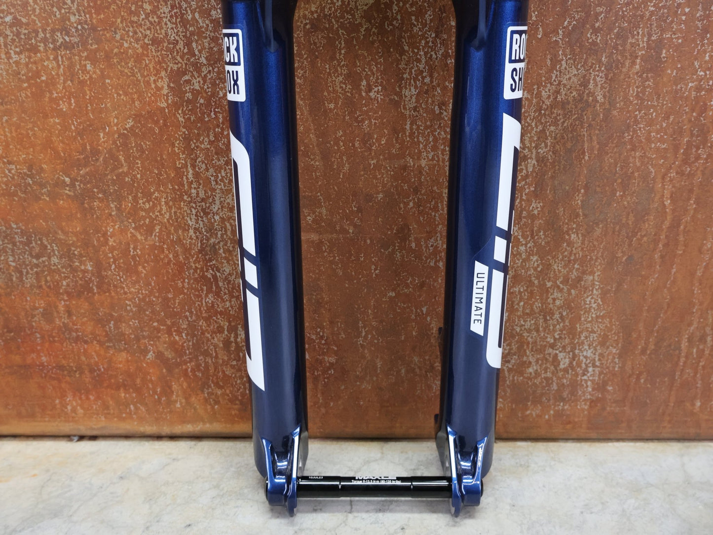 Federgabel von Rock Shox, ROCKSHOX – SID ULTIMATE RACE DAY 2 / 2 - POSITION / 29 / 110 MM / BOOST 15×110 / BLUE CRUSH vor USEDBIKES - OB.DE Hintergrund