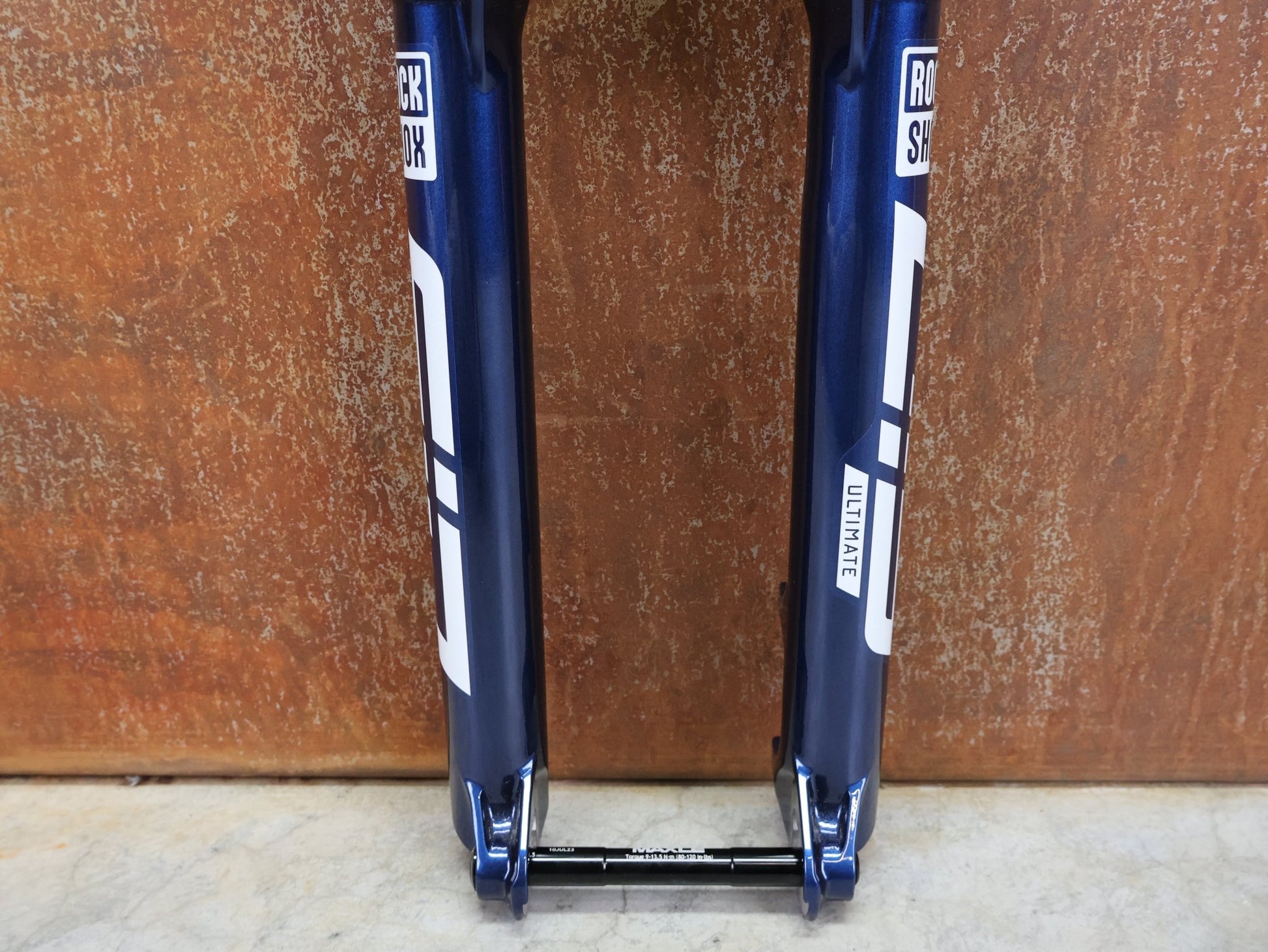 Federgabel von Rock Shox, ROCKSHOX – SID ULTIMATE RACE DAY 2 / 2 - POSITION / 29 / 110 MM / BOOST 15×110 / BLUE CRUSH vor USEDBIKES - OB.DE Hintergrund
