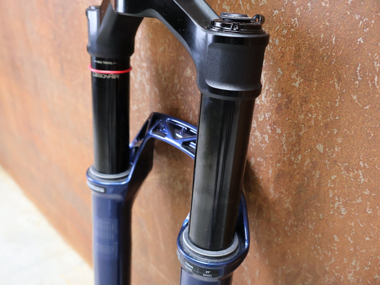 Federgabel von Rock Shox, ROCKSHOX – SID ULTIMATE RACE DAY 2 / 2 - POSITION / 29 / 110 MM / BOOST 15×110 / BLUE CRUSH vor USEDBIKES - OB.DE Hintergrund