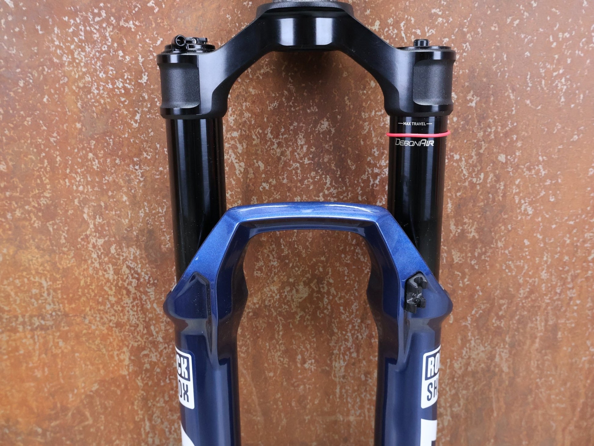Federgabel von Rock Shox, ROCKSHOX – SID ULTIMATE RACE DAY 2 / 2 - POSITION / 29 / 110 MM / BOOST 15×110 / BLUE CRUSH vor USEDBIKES - OB.DE Hintergrund