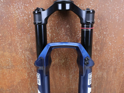 Federgabel von Rock Shox, ROCKSHOX – SID ULTIMATE RACE DAY 2 / 2 - POSITION / 29 / 110 MM / BOOST 15×110 / BLUE CRUSH vor USEDBIKES - OB.DE Hintergrund