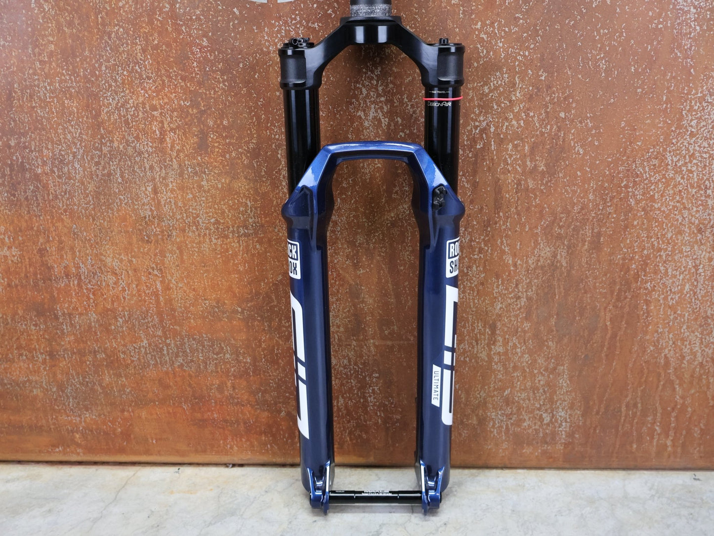 Federgabel von Rock Shox, ROCKSHOX – SID ULTIMATE RACE DAY 2 / 2 - POSITION / 29 / 110 MM / BOOST 15×110 / BLUE CRUSH vor USEDBIKES - OB.DE Hintergrund