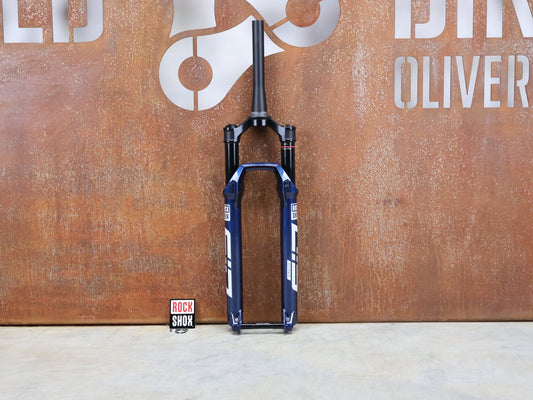 Federgabel von Rock Shox, ROCKSHOX – SID ULTIMATE RACE DAY 2 / 2 - POSITION / 29 / 110 MM / BOOST 15×110 / BLUE CRUSH vor USEDBIKES - OB.DE Hintergrund