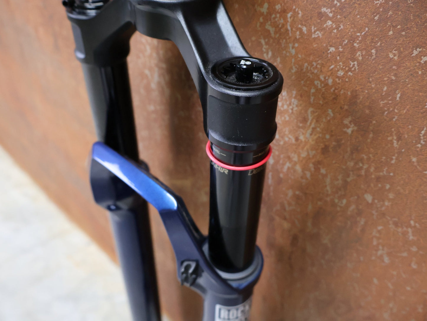 Federgabel von Rock Shox, ROCKSHOX – SID ULTIMATE RACE DAY 2 / 2 - POSITION / 29 / 110 MM / BOOST 15×110 / BLUE CRUSH vor USEDBIKES - OB.DE Hintergrund