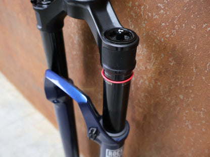 Federgabel von Rock Shox, ROCKSHOX – SID ULTIMATE RACE DAY 2 / 2 - POSITION / 29 / 110 MM / BOOST 15×110 / BLUE CRUSH vor USEDBIKES - OB.DE Hintergrund