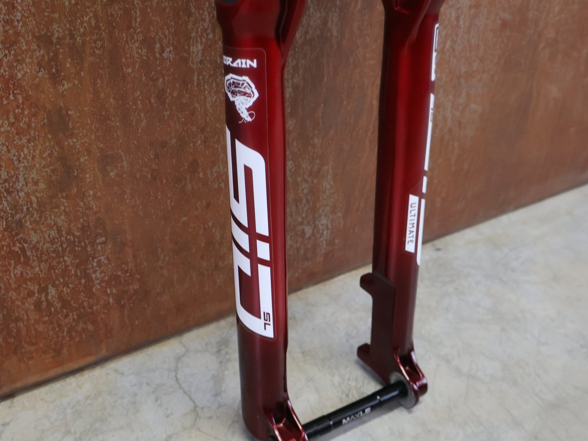 Federgabel von Rock Shox, ROCKSHOX SID ULTIMATE SL BRAIN / 29" / 100MM / BOOST / ROT vor USEDBIKES - OB.DE Hintergrund