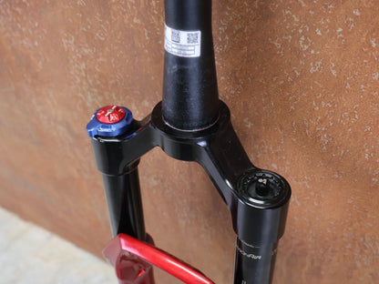 Federgabel von Rock Shox, ROCKSHOX SID ULTIMATE SL BRAIN / 29" / 100MM / BOOST / ROT vor USEDBIKES - OB.DE Hintergrund