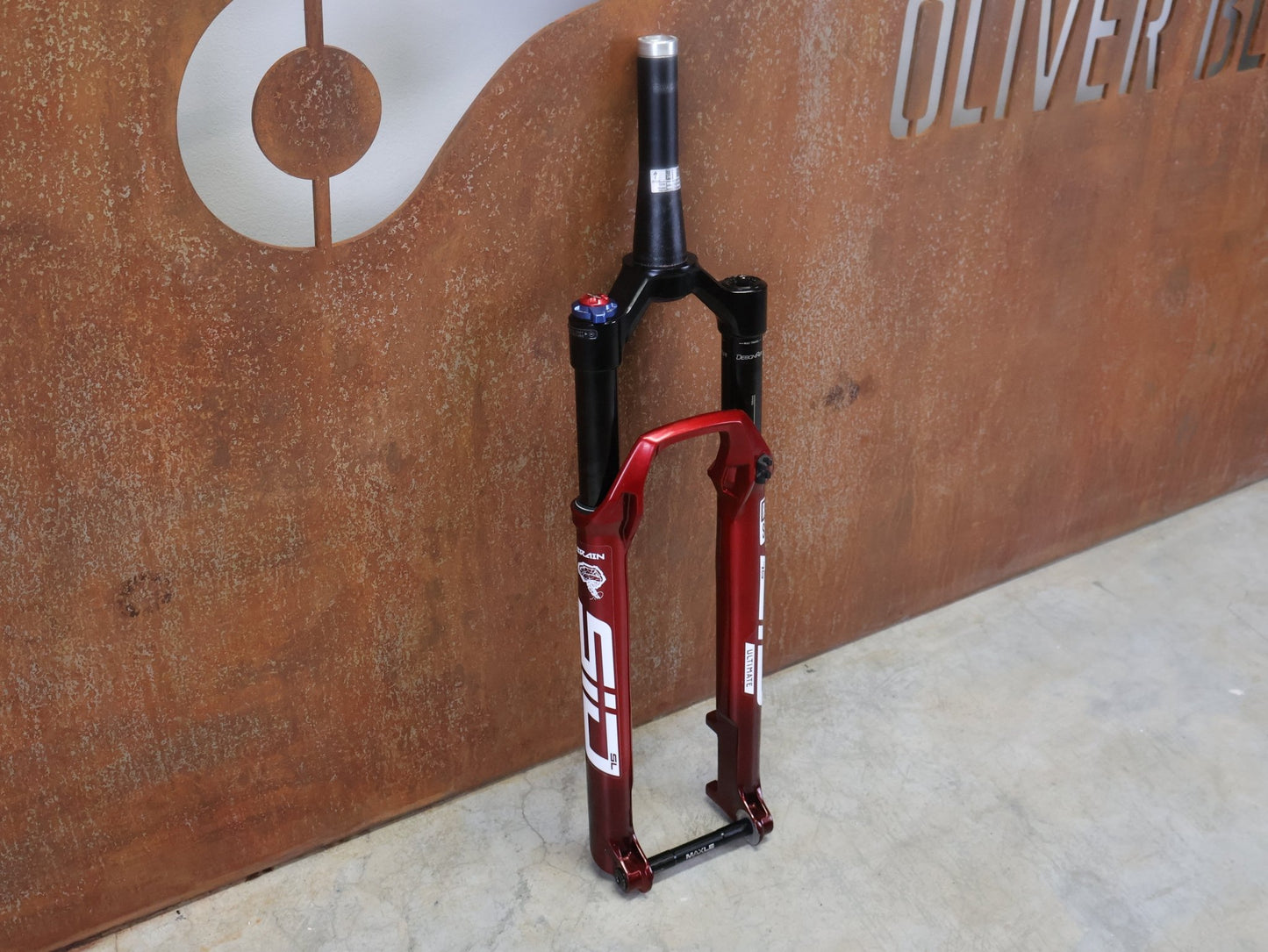 Federgabel von Rock Shox, ROCKSHOX SID ULTIMATE SL BRAIN / 29" / 100MM / BOOST / ROT vor USEDBIKES - OB.DE Hintergrund