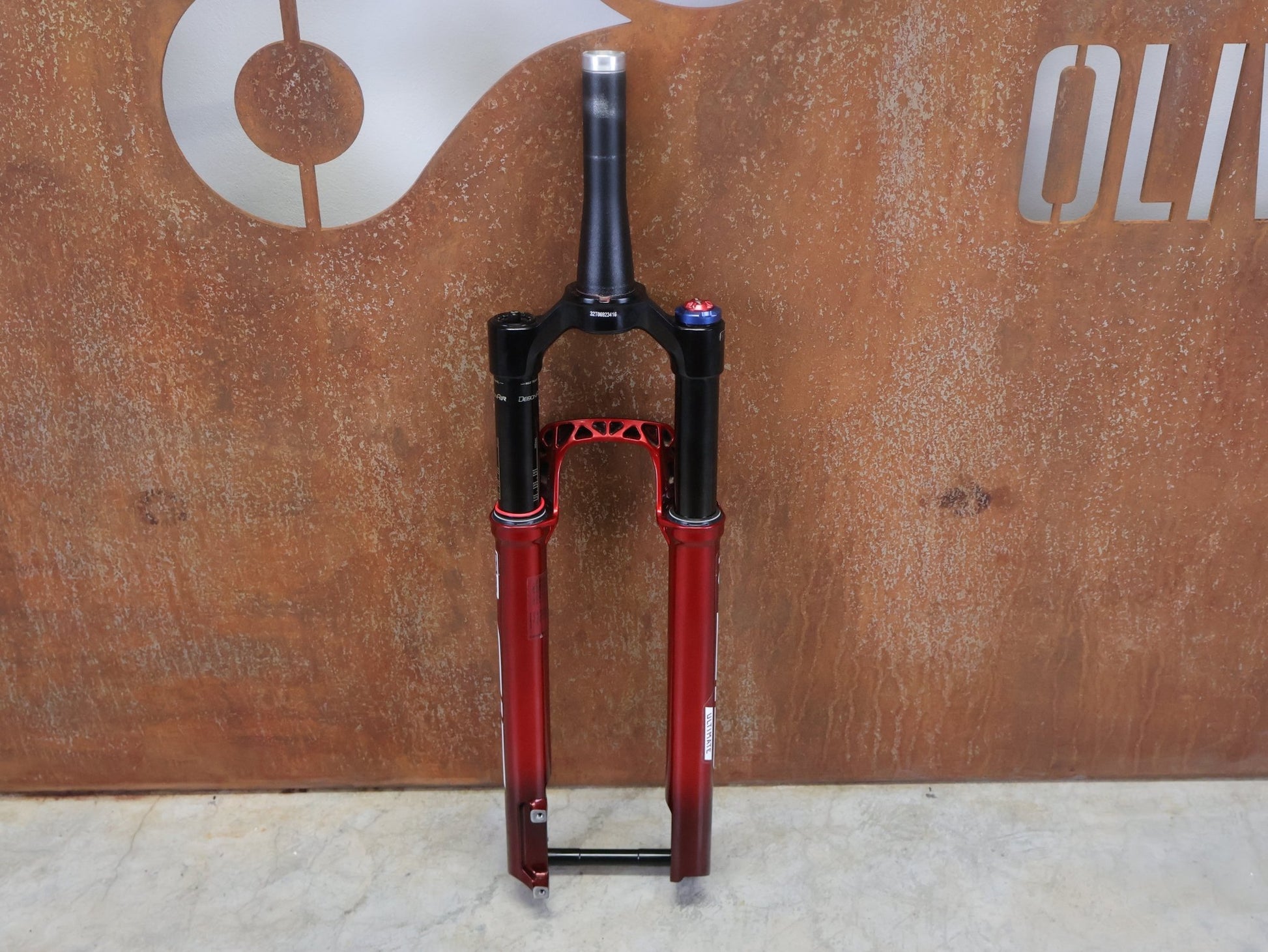Federgabel von Rock Shox, ROCKSHOX SID ULTIMATE SL BRAIN / 29" / 100MM / BOOST / ROT vor USEDBIKES - OB.DE Hintergrund
