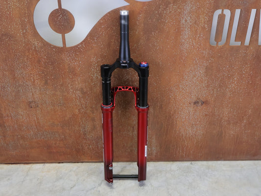 Federgabel von Rock Shox, ROCKSHOX SID ULTIMATE SL BRAIN / 29" / 100MM / BOOST / ROT vor USEDBIKES - OB.DE Hintergrund