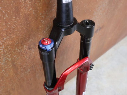Federgabel von Rock Shox, ROCKSHOX SID ULTIMATE SL BRAIN / 29" / 100MM / BOOST / ROT vor USEDBIKES - OB.DE Hintergrund