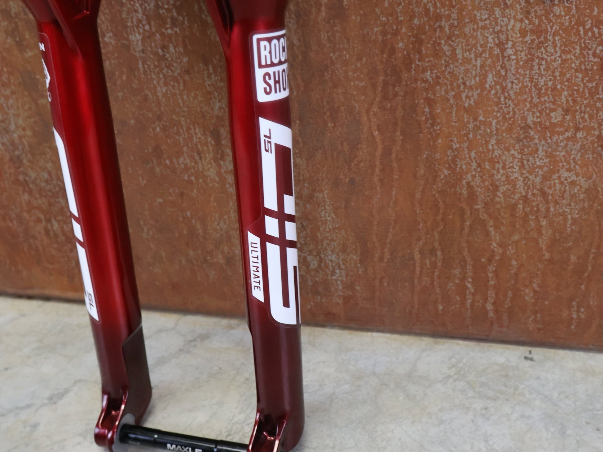 Federgabel von Rock Shox, ROCKSHOX SID ULTIMATE SL BRAIN / 29" / 100MM / BOOST / ROT vor USEDBIKES - OB.DE Hintergrund