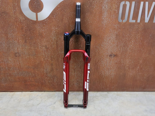 Federgabel von Rock Shox, ROCKSHOX SID ULTIMATE SL BRAIN / 29" / 100MM / BOOST / ROT vor USEDBIKES - OB.DE Hintergrund