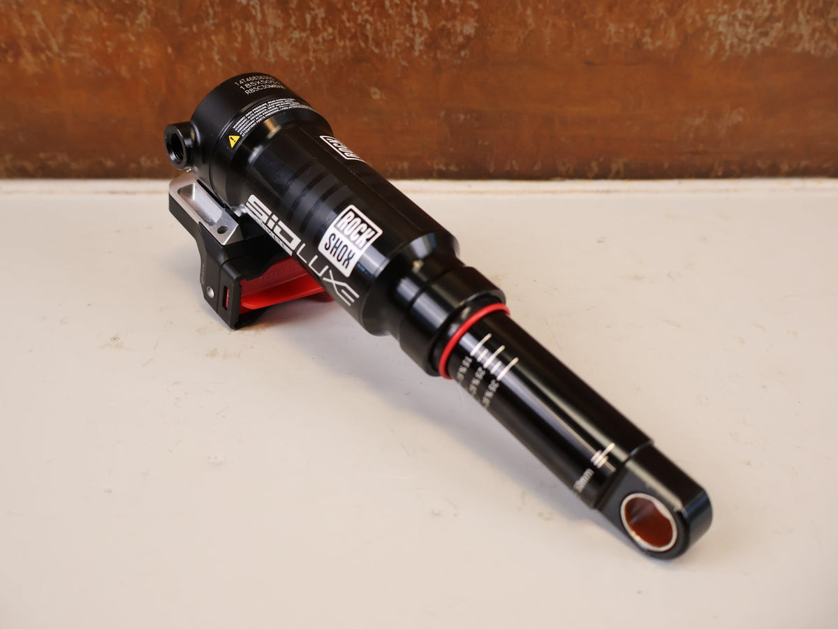 Federgabel von Rock Shox, ROCKSHOX SIDLUXE ULTIMATE FLIGHT ATTENDANT DÄMPFER / 185X50 TRUNNION XC vor USEDBIKES-OB.DE Hintergrund