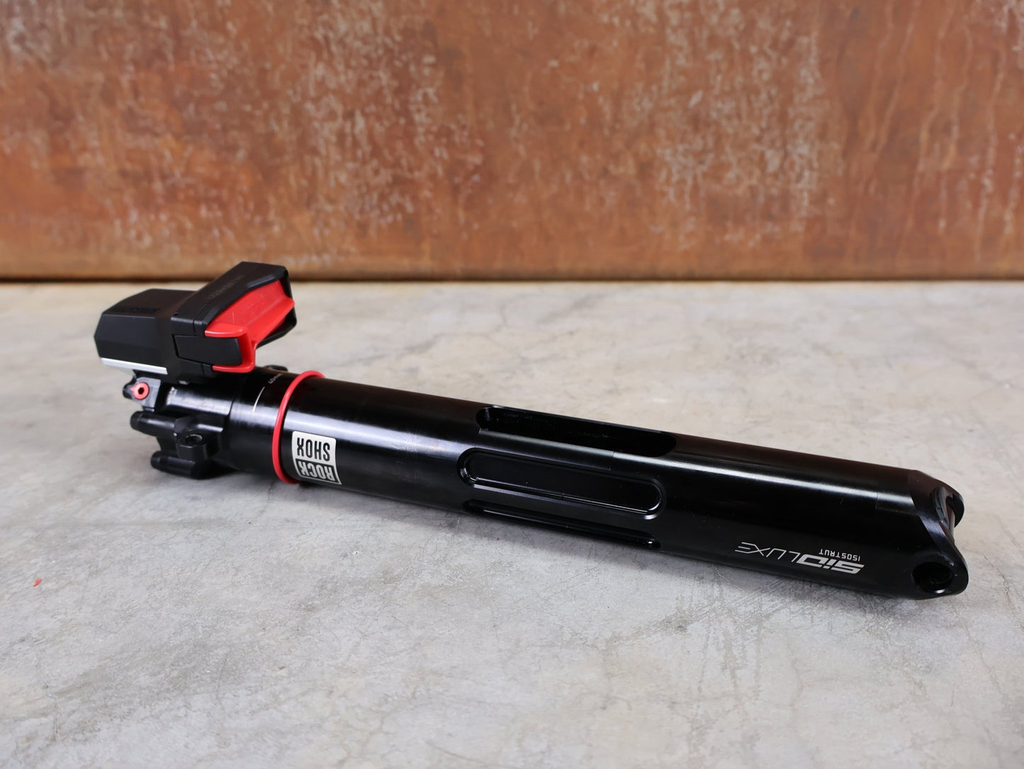 Federgabel von Rock Shox, ROCKSHOX SIDLUXE ULTIMATE ISOSTRUT FLIGHT ATTENDANT – TREK SUPERCALIBER / 239X40 / RL3 / AXS vor USEDBIKES - OB.DE Hintergrund