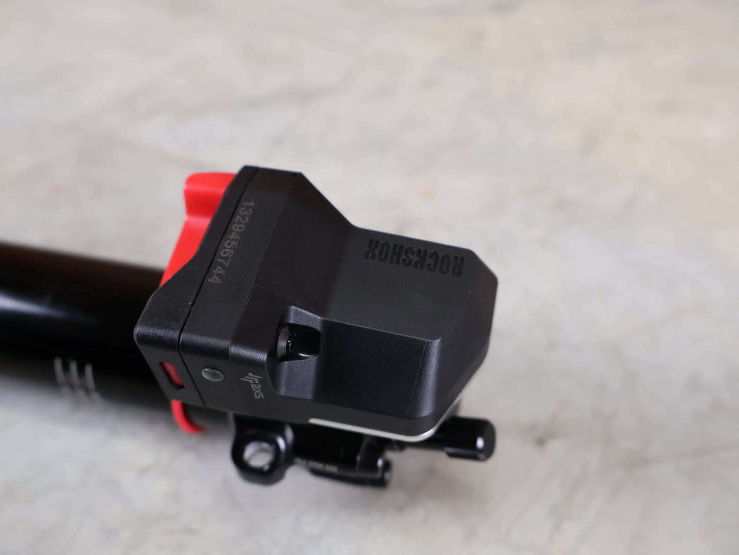 Federgabel von Rock Shox, ROCKSHOX SIDLUXE ULTIMATE ISOSTRUT FLIGHT ATTENDANT – TREK SUPERCALIBER / 239X40 / RL3 / AXS vor USEDBIKES - OB.DE Hintergrund