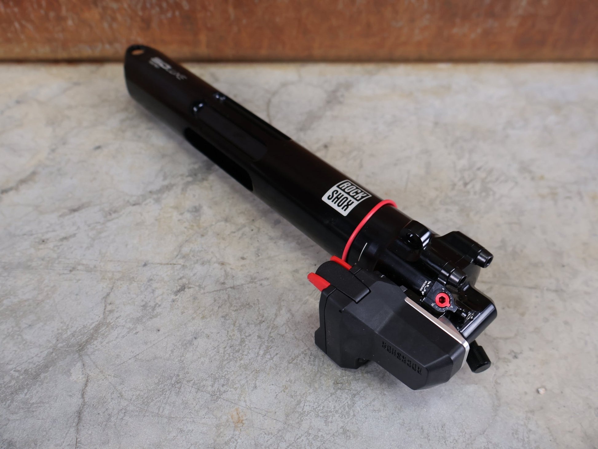 Federgabel von Rock Shox, ROCKSHOX SIDLUXE ULTIMATE ISOSTRUT FLIGHT ATTENDANT – TREK SUPERCALIBER / 239X40 / RL3 / AXS vor USEDBIKES - OB.DE Hintergrund